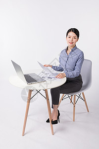 自信成功的职场女性笔记本电脑高清图片素材