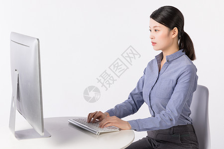 商务女性看电脑正在看电脑办公的职场女性背景