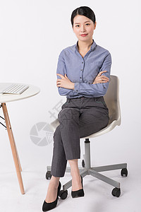 坐在椅子上微笑亲和的商务女性图片