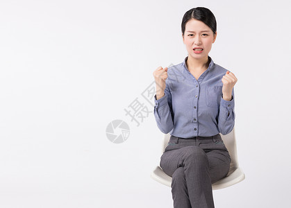 职责坐在椅子上生气的商务女性背景