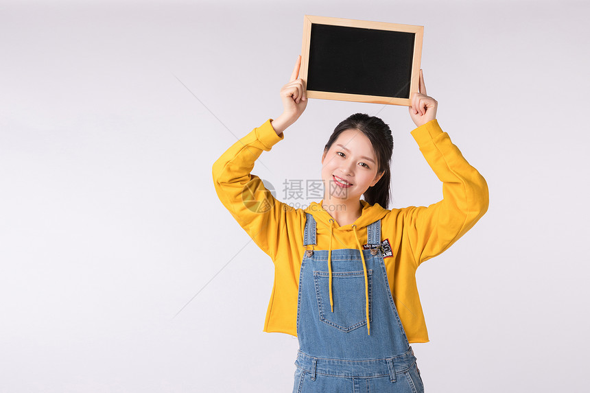青春活力拿着小黑板展示的女生图片