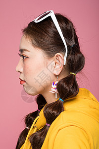 年轻女性双马尾雀斑造型背景图片
