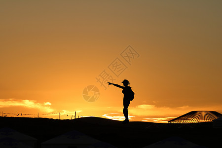 女性户外夕阳下旅行的人剪影设计图片