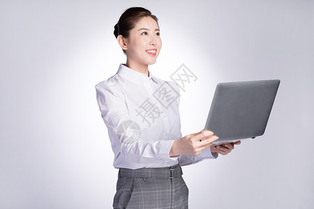 商务女性手持电脑办公背景