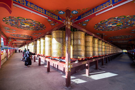 亚青乌金禅寺的转经筒背景图片