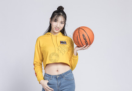 篮球女生玩篮球的青年女性背景