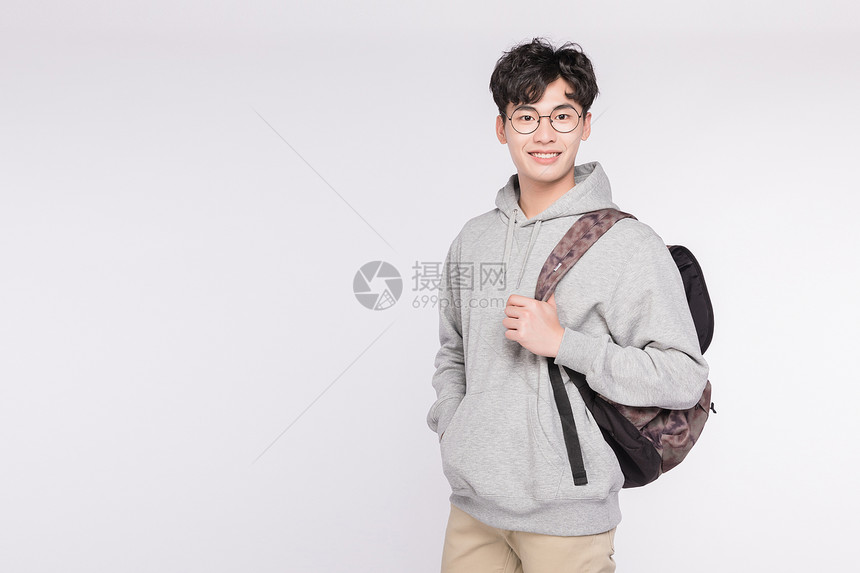 背着书包的年轻男性图片
