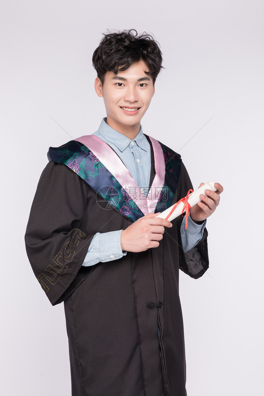 穿着学士服拿毕业证书的学生图片