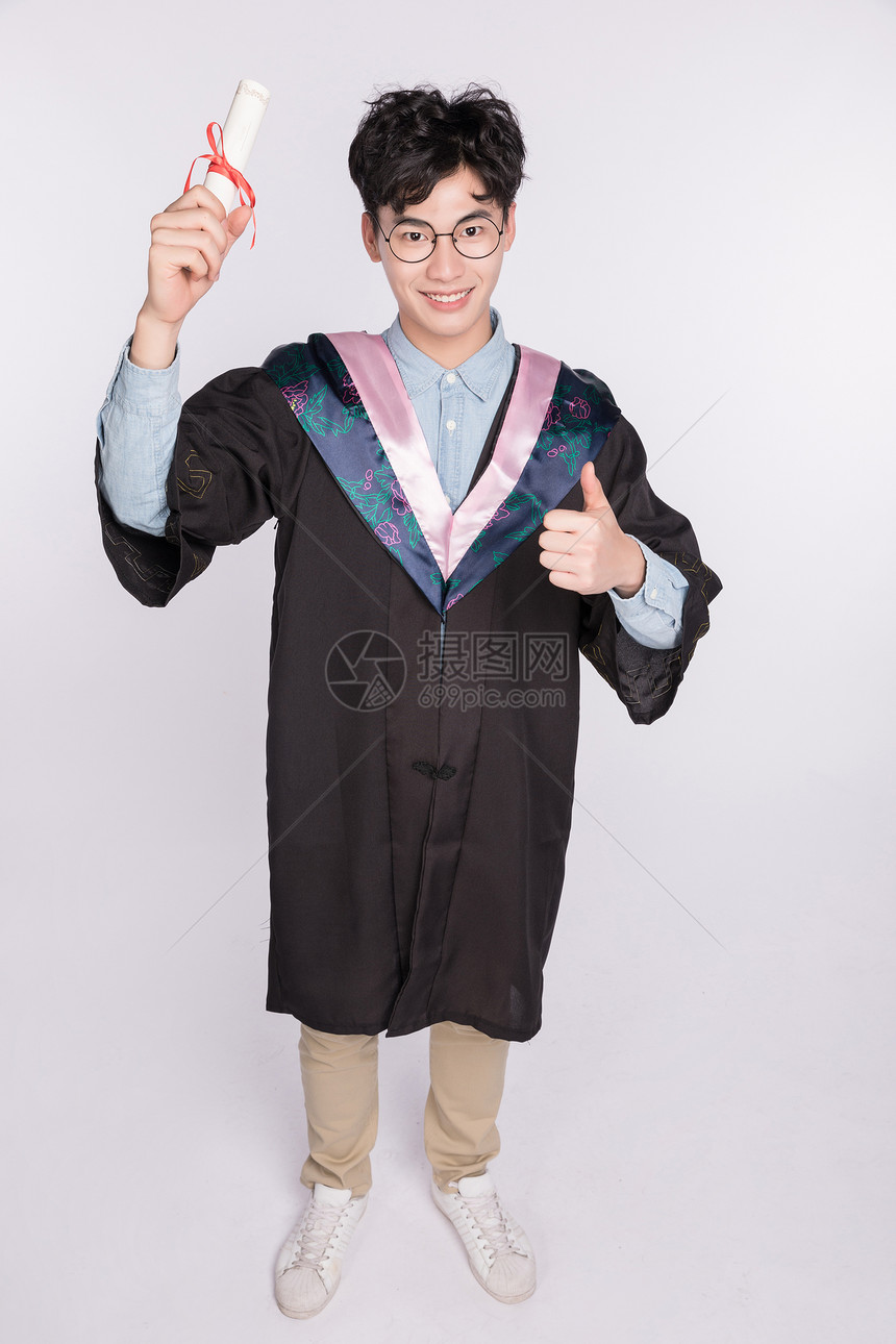 穿着学士服拿毕业证书的学生图片