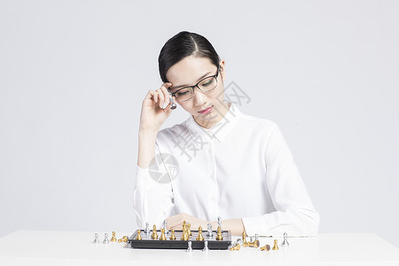 下棋的职业女性图片