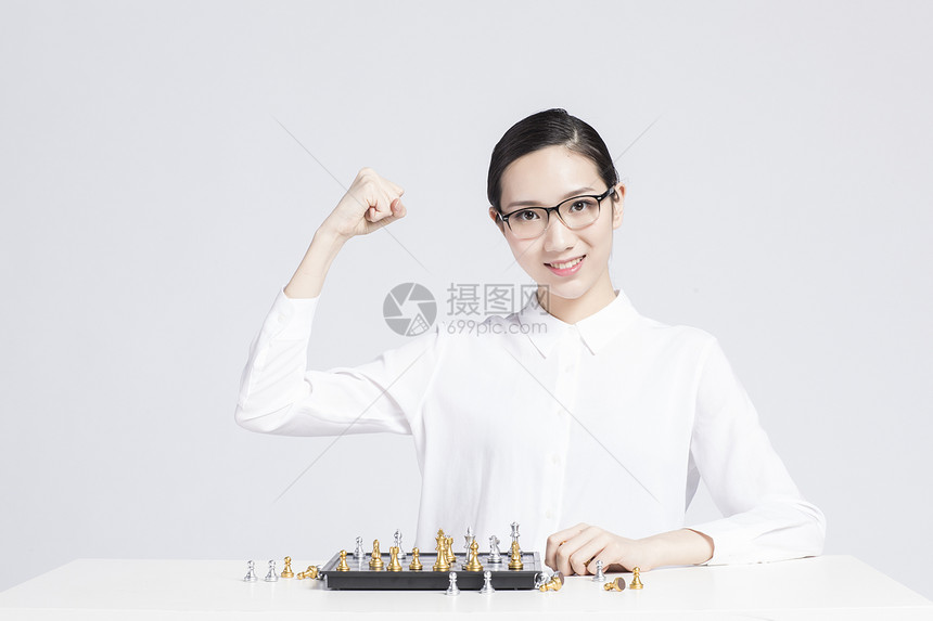 下棋的职业女性图片