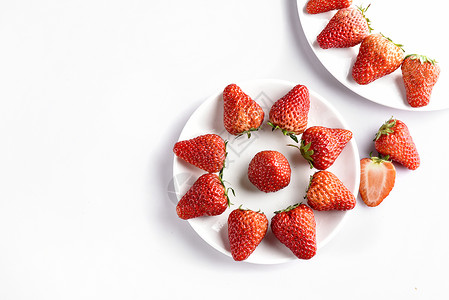 切开的草莓摆盘的新鲜草莓背景