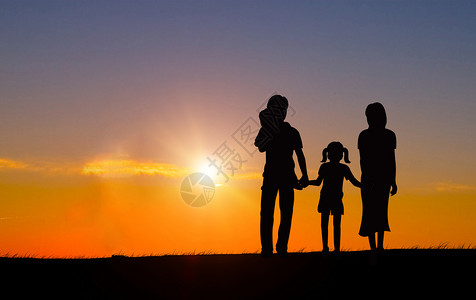 夕阳下的一家人剪影背景图片