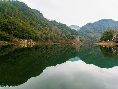 山间云山间的湖泊背景