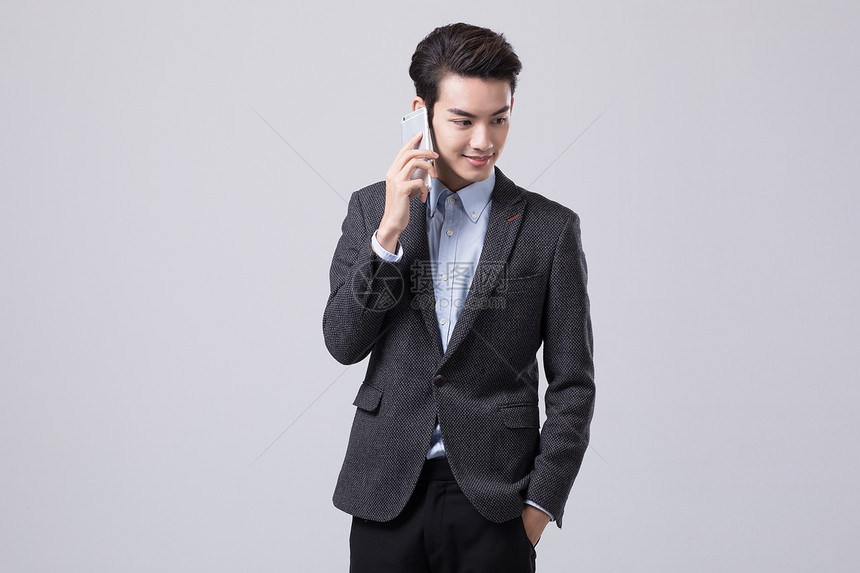 商务男性使用手机图片