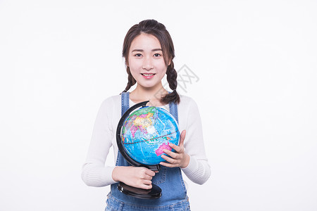 青春大学生手拿地球仪图片