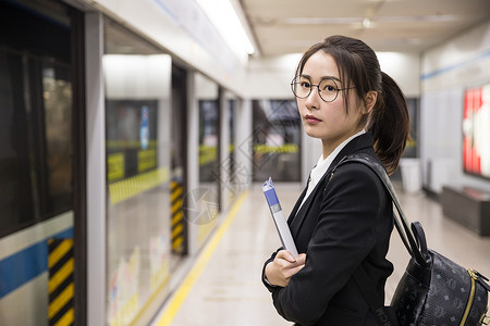 下班了商务人士青年女性下班等地铁背景