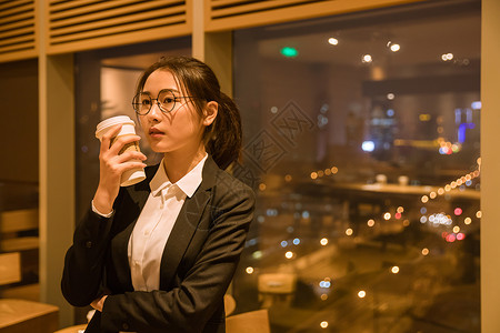 青年女性咖啡馆喝咖啡高清图片