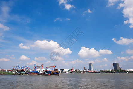蓝天白云下的浦江码头图片