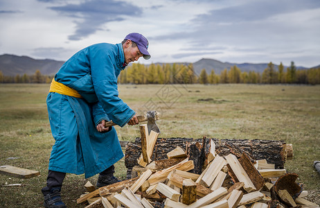 草原上劳作的蒙古族男人图片