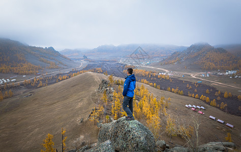 登上山顶远眺风景的人背景图片