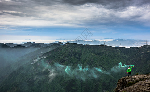 胜利登顶括苍山图片