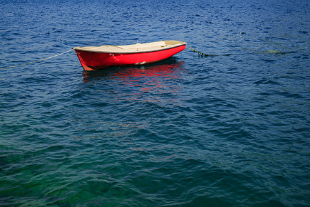 海上停泊的小帆船背景图片