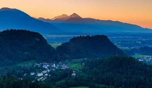 阿尔卑斯山谷里的日出图片