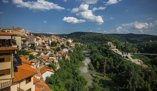 建在山谷中的欧洲旅游小镇欧洲自驾游高清图片素材