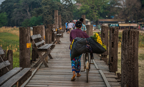 缅甸曼德勒清晨乌本桥上的行人背景图片