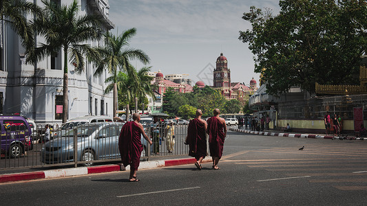 缅甸仰光街景僧侣高清图片素材