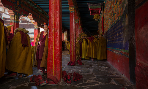 西藏喇嘛庙里的僧侣当地著名旅游景点高清图片素材