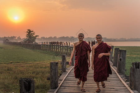 缅甸曼德勒乌本桥上的僧侣木桥高清图片素材