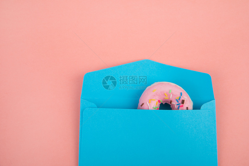 夹在信封里的甜甜圈图片