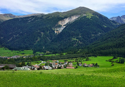 瑞士阿尔卑斯山脚下的小村庄图片
