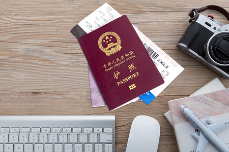 手拿护照护照飞机票 背景设计图片