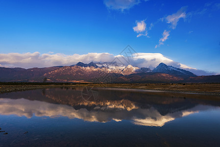 雪山晨曦巍峨陡峭高清图片