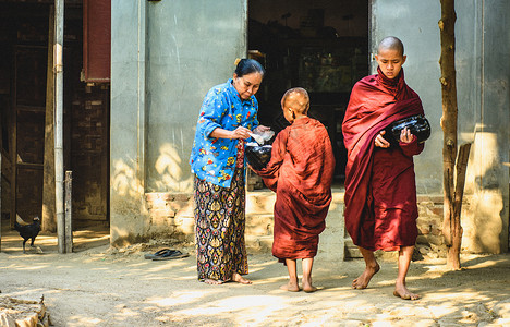 缅甸化缘的僧侣佛教高清图片素材
