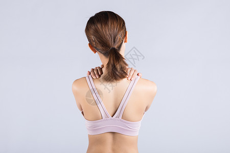 运动健身女性肩膀疼运动疼痛的年轻女人背景