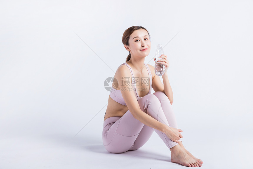 休息中喝水的年轻女人图片