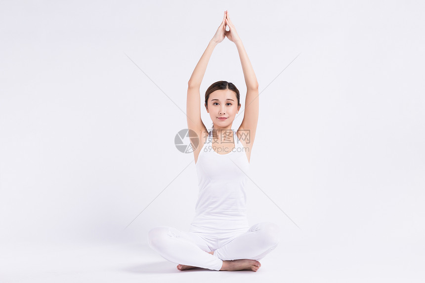 健康的女人在做瑜伽图片
