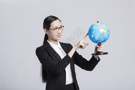 公司旅游素材拿着地球仪的职业女性背景