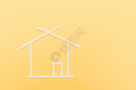 黄色背景上的简易房子背景图片