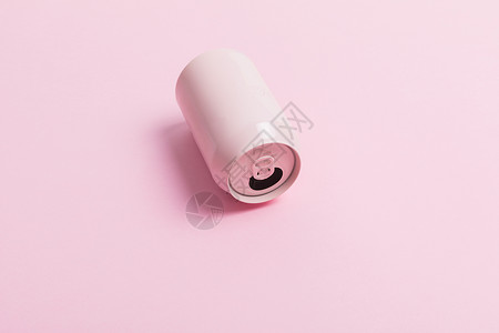 粉色易拉罐撞色静物高清图片