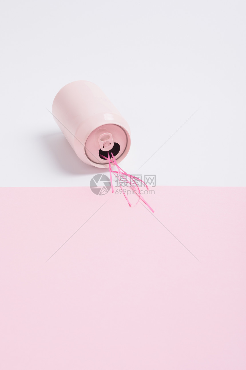 粉色易拉罐撞色静物图片
