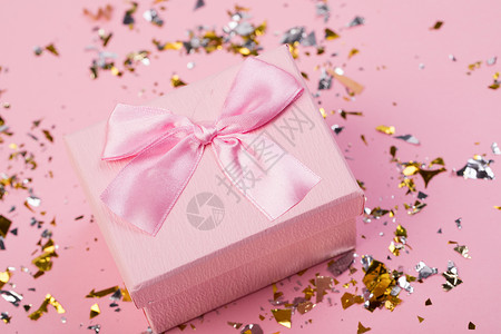 粉色背景上的粉色礼物盒背景图片