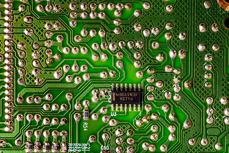 一块集成电路板的背面器件高清图片素材