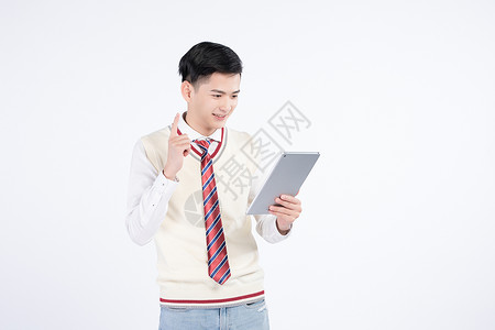 手持平板电脑的男性学生学生装高清图片素材