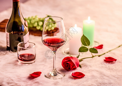 玫瑰红酒高脚杯高清图片