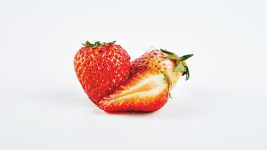 切开的草莓和完整的草莓图片